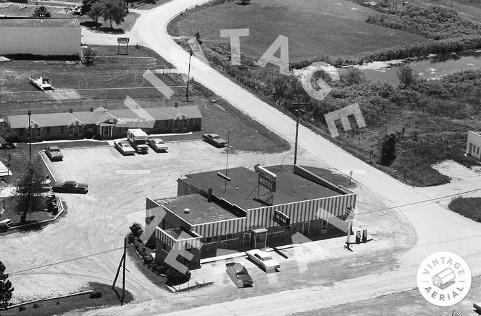 Lakeview Bar and Motel (Cancun, Lobdell Lake Motel, Lakeview Motel) - 1969 Aerial (newer photo)